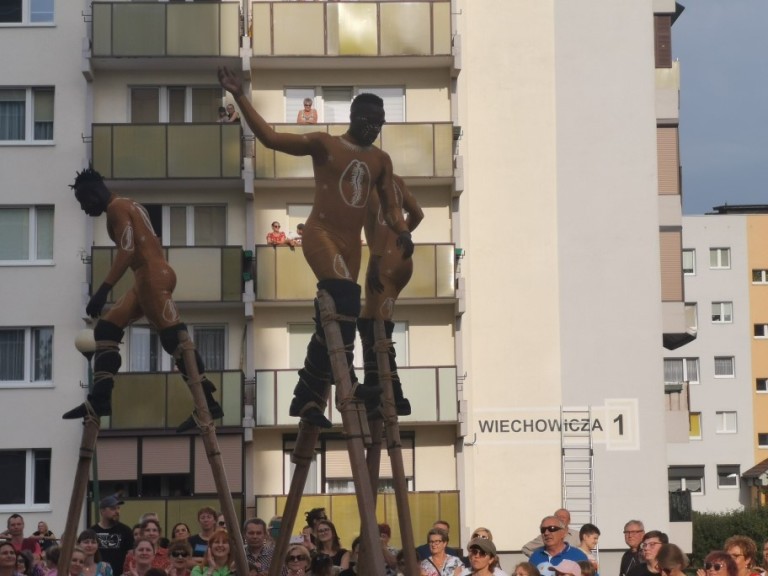 Pod wrażeniem popisów szczudlarzy. Hiszpański artysta też zaskoczył