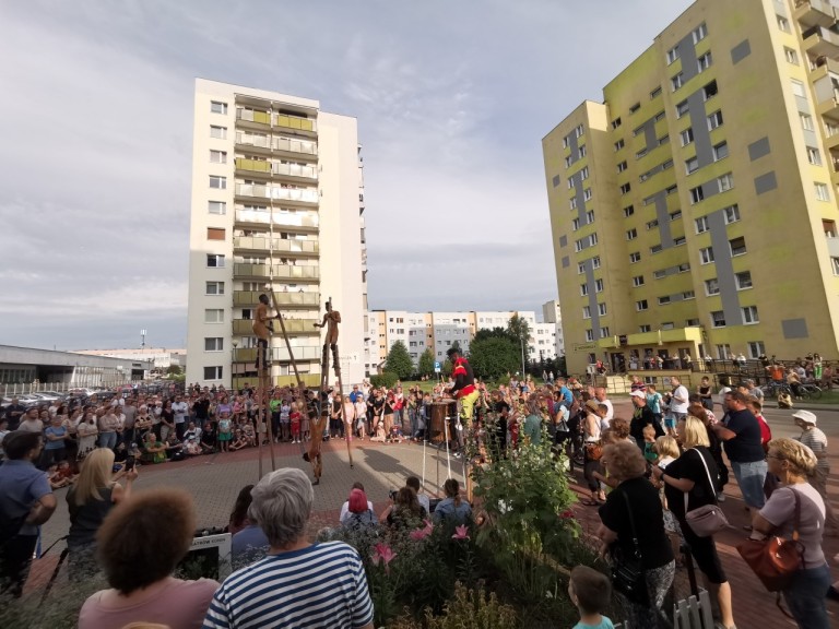 Pod wrażeniem popisów szczudlarzy. Hiszpański artysta też zaskoczył