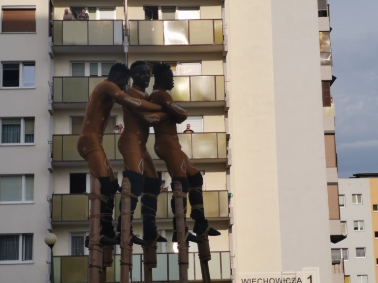 Pod wrażeniem popisów szczudlarzy. Hiszpański artysta też zaskoczył