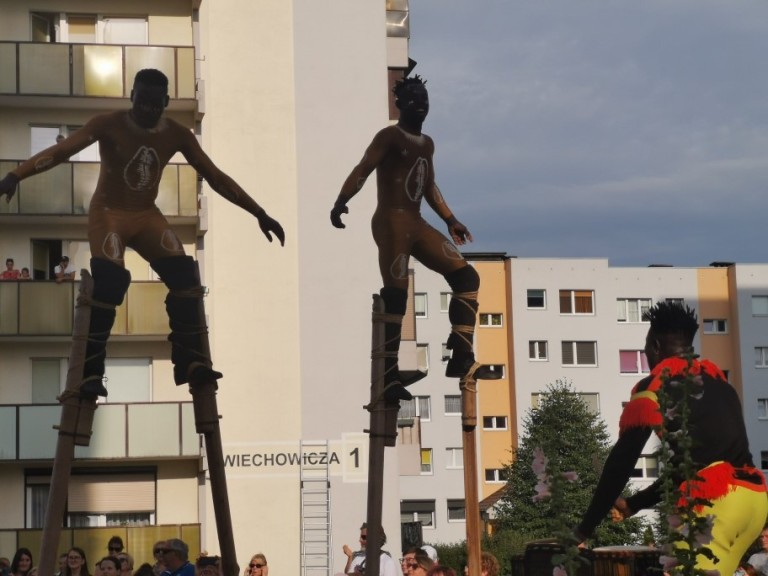 Pod wrażeniem popisów szczudlarzy. Hiszpański artysta też zaskoczył