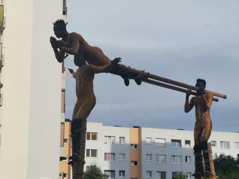 Pod wrażeniem popisów szczudlarzy. Hiszpański artysta też zaskoczył