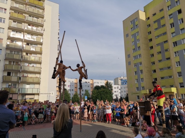 Pod wrażeniem popisów szczudlarzy. Hiszpański artysta też zaskoczył