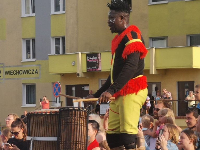 Pod wrażeniem popisów szczudlarzy. Hiszpański artysta też zaskoczył