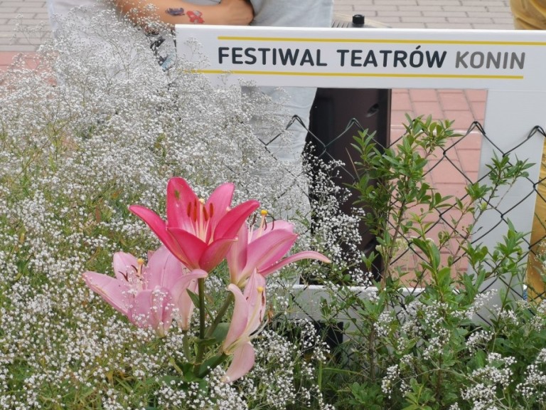 Pod wrażeniem popisów szczudlarzy. Hiszpański artysta też zaskoczył