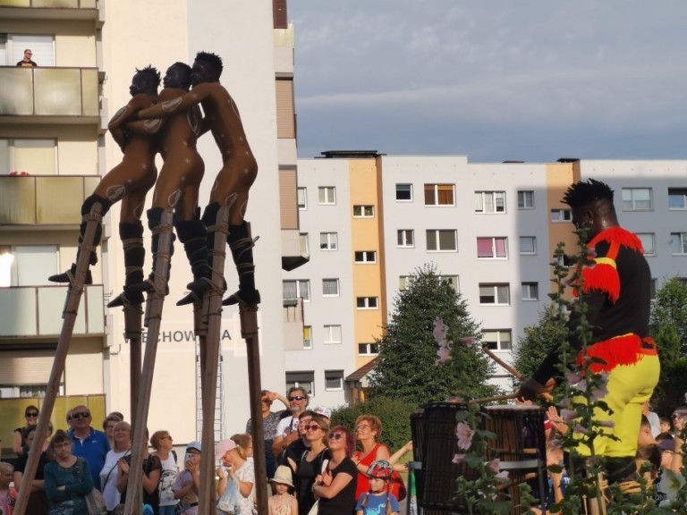 Pod wrażeniem popisów szczudlarzy. Hiszpański artysta też zaskoczył
