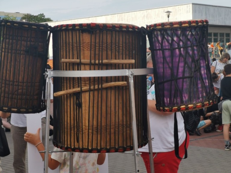 Pod wrażeniem popisów szczudlarzy. Hiszpański artysta też zaskoczył