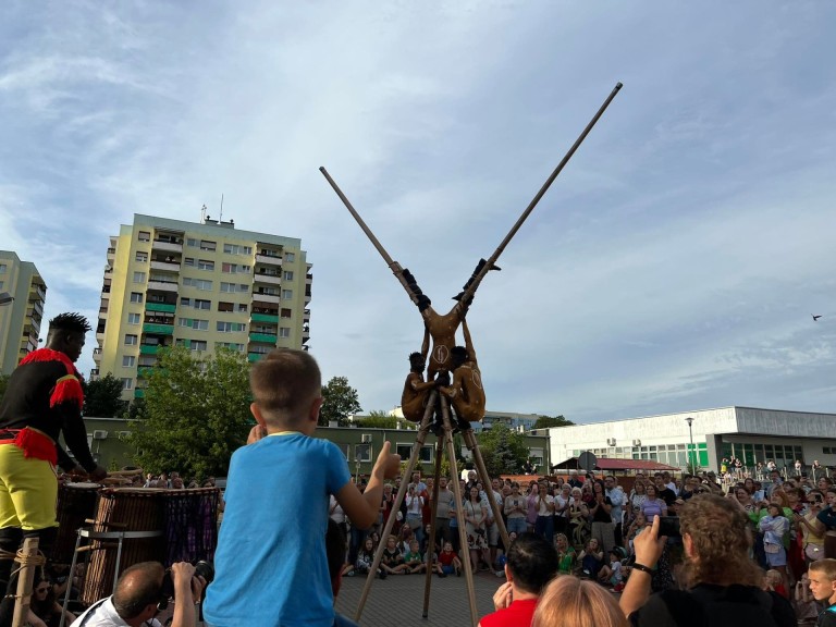 Pod wrażeniem popisów szczudlarzy. Hiszpański artysta też zaskoczył