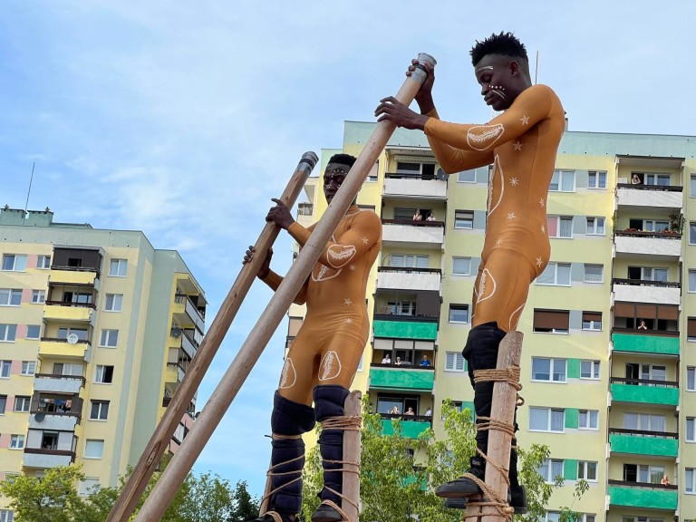 Pod wrażeniem popisów szczudlarzy. Hiszpański artysta też zaskoczył