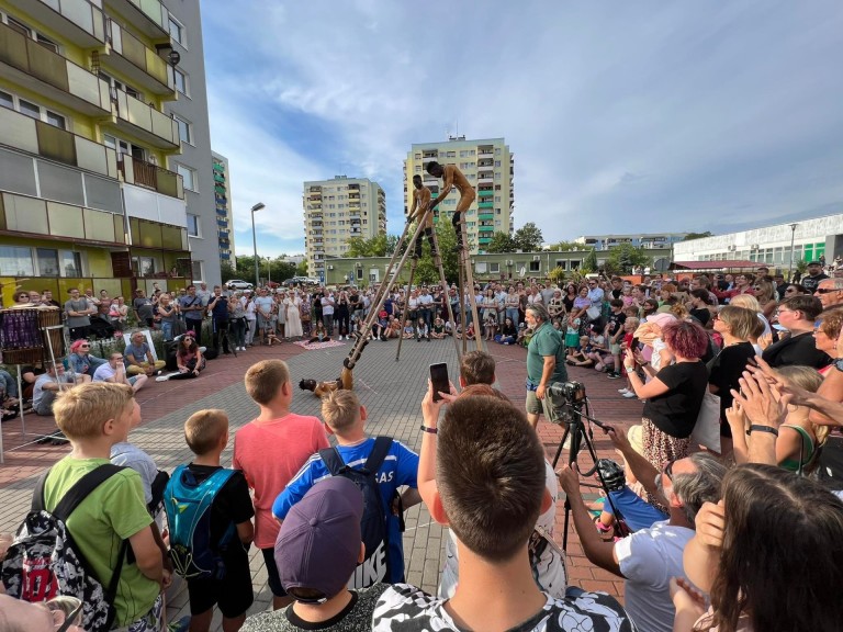 Pod wrażeniem popisów szczudlarzy. Hiszpański artysta też zaskoczył