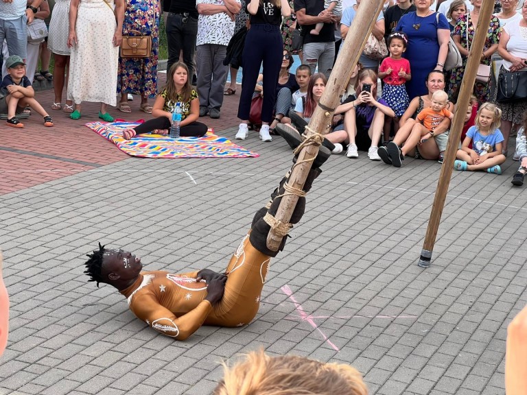 Pod wrażeniem popisów szczudlarzy. Hiszpański artysta też zaskoczył