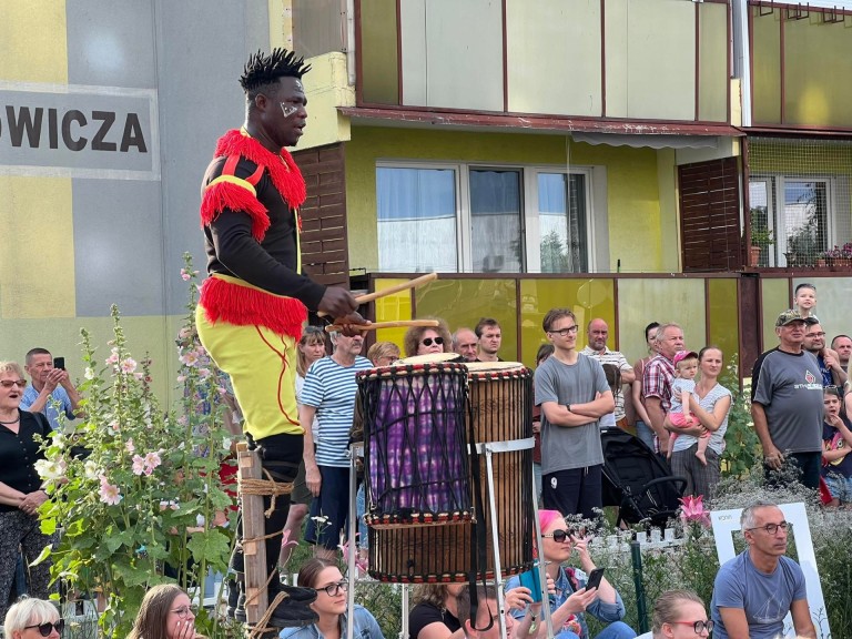 Pod wrażeniem popisów szczudlarzy. Hiszpański artysta też zaskoczył