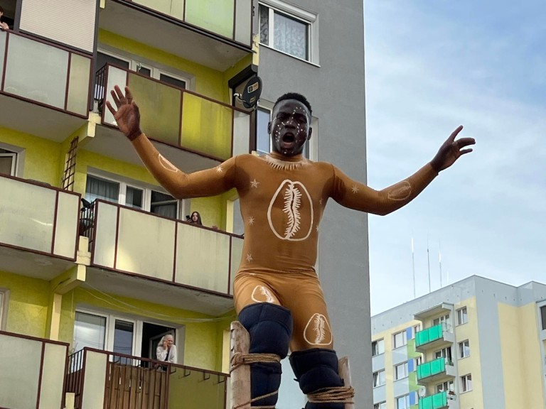 Pod wrażeniem popisów szczudlarzy. Hiszpański artysta też zaskoczył