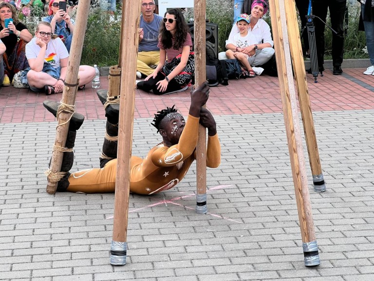 Pod wrażeniem popisów szczudlarzy. Hiszpański artysta też zaskoczył