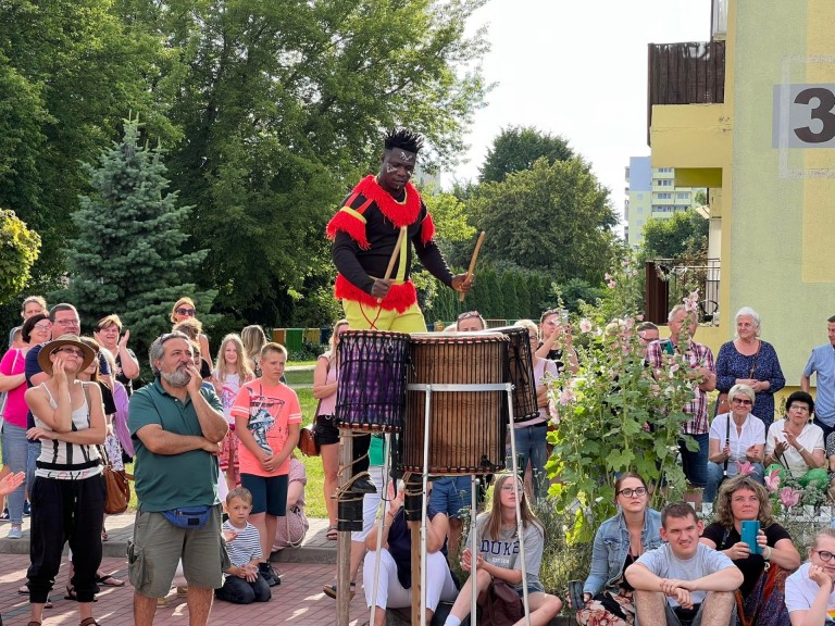 Pod wrażeniem popisów szczudlarzy. Hiszpański artysta też zaskoczył
