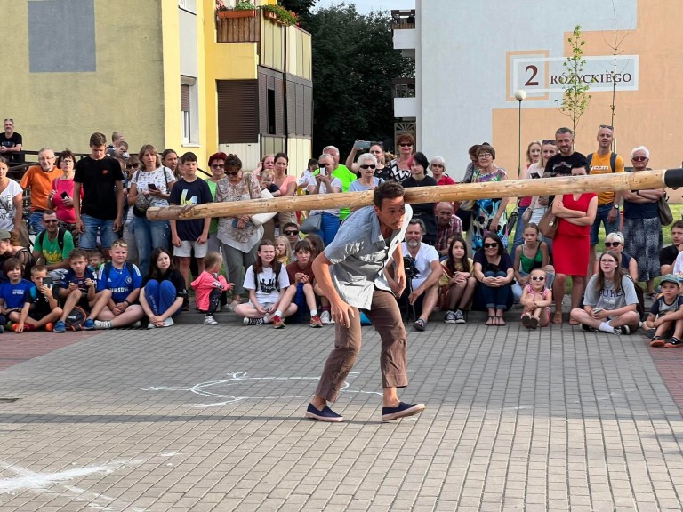 Pod wrażeniem popisów szczudlarzy. Hiszpański artysta też zaskoczył