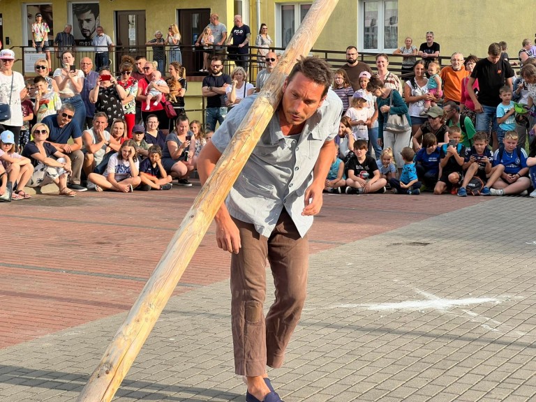 Pod wrażeniem popisów szczudlarzy. Hiszpański artysta też zaskoczył