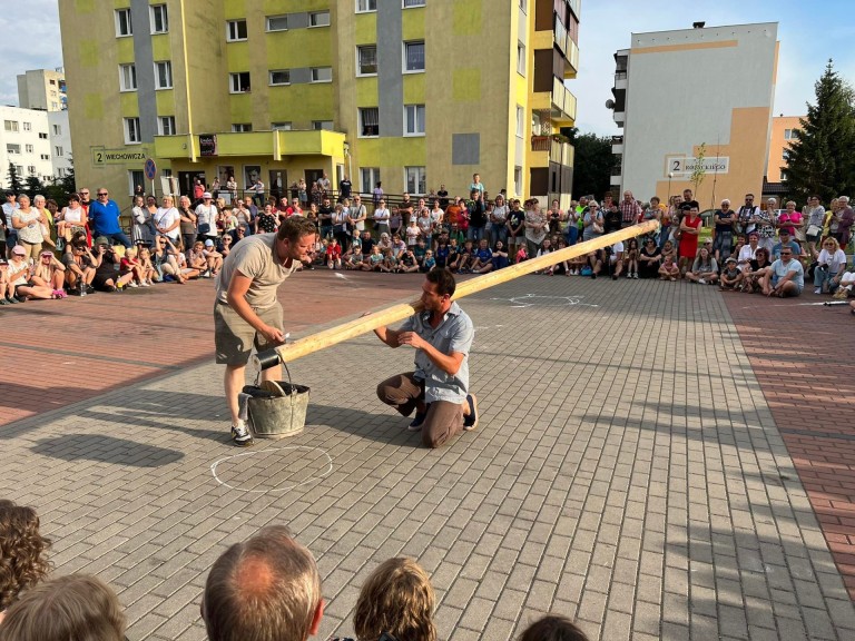 Pod wrażeniem popisów szczudlarzy. Hiszpański artysta też zaskoczył