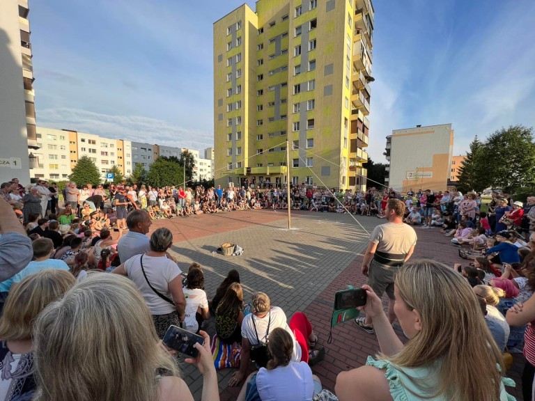 Pod wrażeniem popisów szczudlarzy. Hiszpański artysta też zaskoczył