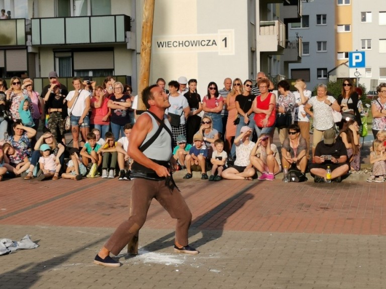 Pod wrażeniem popisów szczudlarzy. Hiszpański artysta też zaskoczył