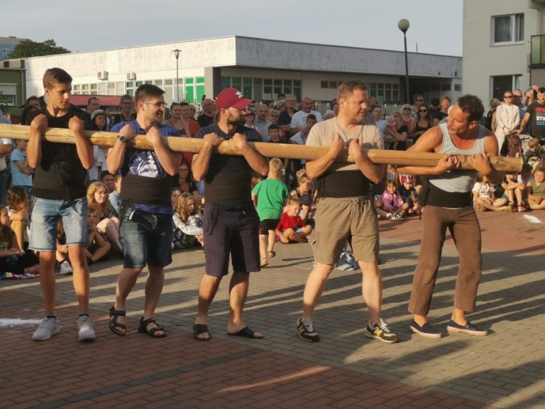 Pod wrażeniem popisów szczudlarzy. Hiszpański artysta też zaskoczył