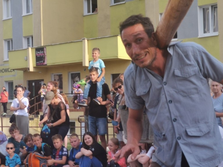 Pod wrażeniem popisów szczudlarzy. Hiszpański artysta też zaskoczył