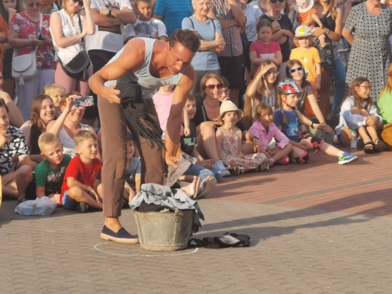 Pod wrażeniem popisów szczudlarzy. Hiszpański artysta też zaskoczył