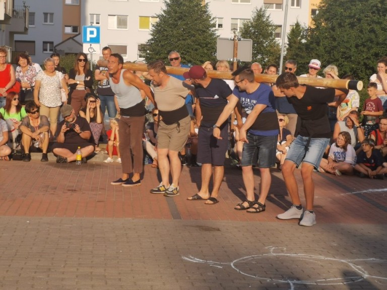 Pod wrażeniem popisów szczudlarzy. Hiszpański artysta też zaskoczył