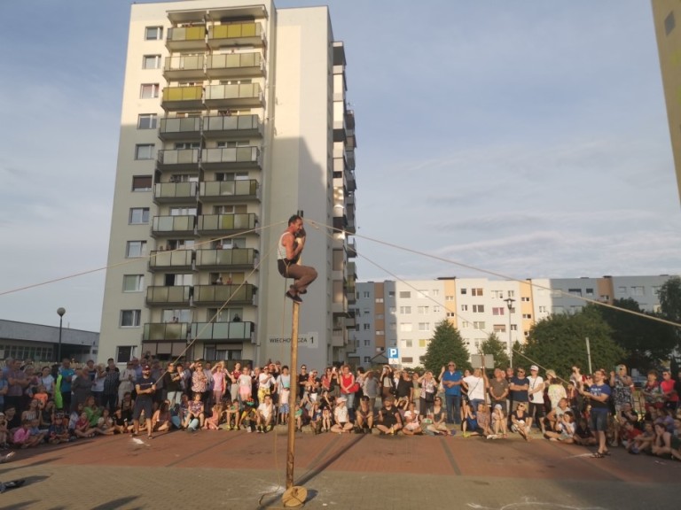 Pod wrażeniem popisów szczudlarzy. Hiszpański artysta też zaskoczył