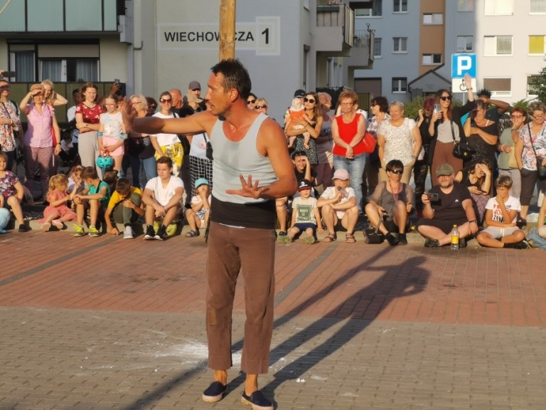 Pod wrażeniem popisów szczudlarzy. Hiszpański artysta też zaskoczył