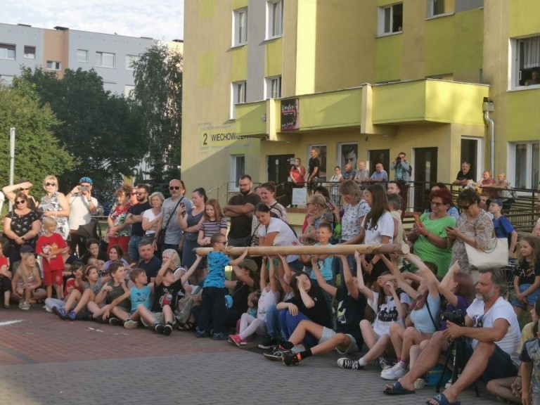 Pod wrażeniem popisów szczudlarzy. Hiszpański artysta też zaskoczył