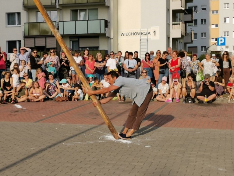 Pod wrażeniem popisów szczudlarzy. Hiszpański artysta też zaskoczył
