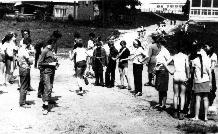 W 1982 roku parkiet do nowego mieszkania kupowali za Poznaniem, a lakier w NRD