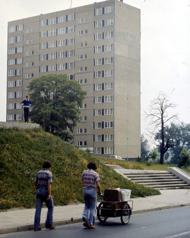 W 1982 roku parkiet do nowego mieszkania kupowali za Poznaniem, a lakier w NRD