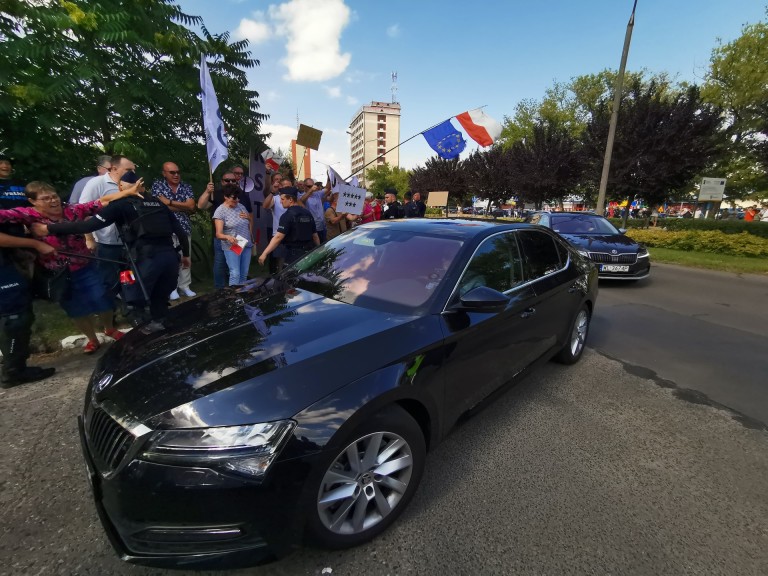 Jarosław Kaczyński w Koninie. Zobaczcie jak „powitano” prezesa!