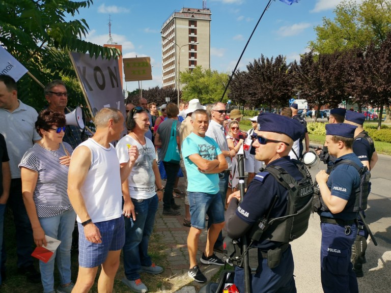 Jarosław Kaczyński w Koninie. Zobaczcie jak „powitano” prezesa!