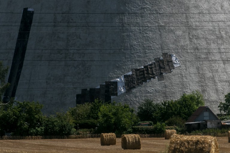 Coraz mniej Elektrowni Adamów. Runęły dwie kolejne chłodnie