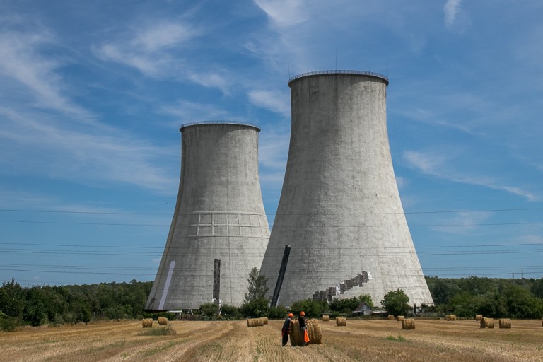 Coraz mniej Elektrowni Adamów. Runęły dwie kolejne chłodnie