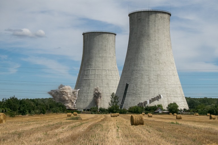 Coraz mniej Elektrowni Adamów. Runęły dwie kolejne chłodnie