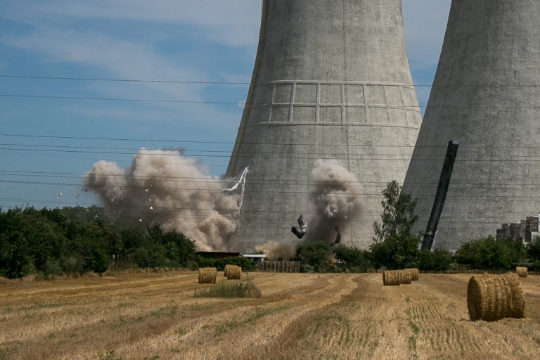 Coraz mniej Elektrowni Adamów. Runęły dwie kolejne chłodnie