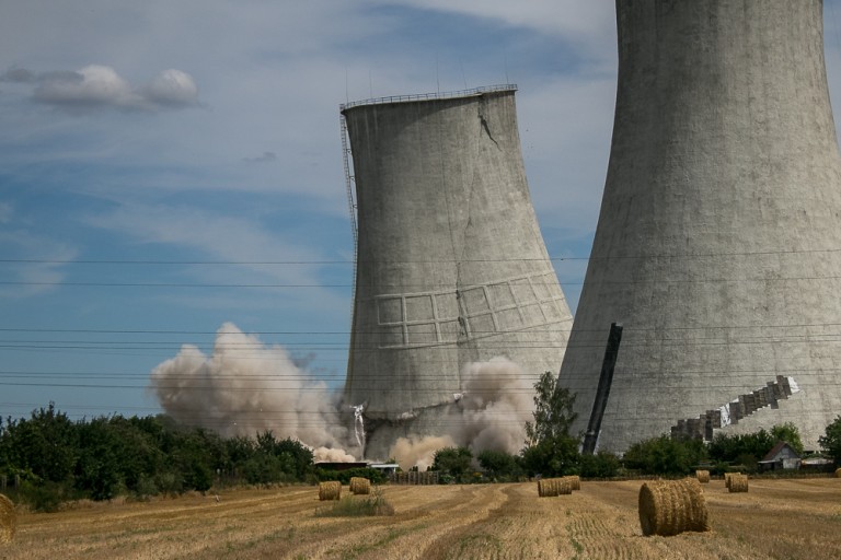 Coraz mniej Elektrowni Adamów. Runęły dwie kolejne chłodnie