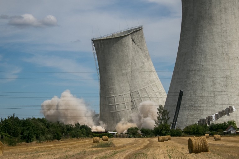 Coraz mniej Elektrowni Adamów. Runęły dwie kolejne chłodnie