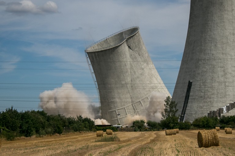 Coraz mniej Elektrowni Adamów. Runęły dwie kolejne chłodnie