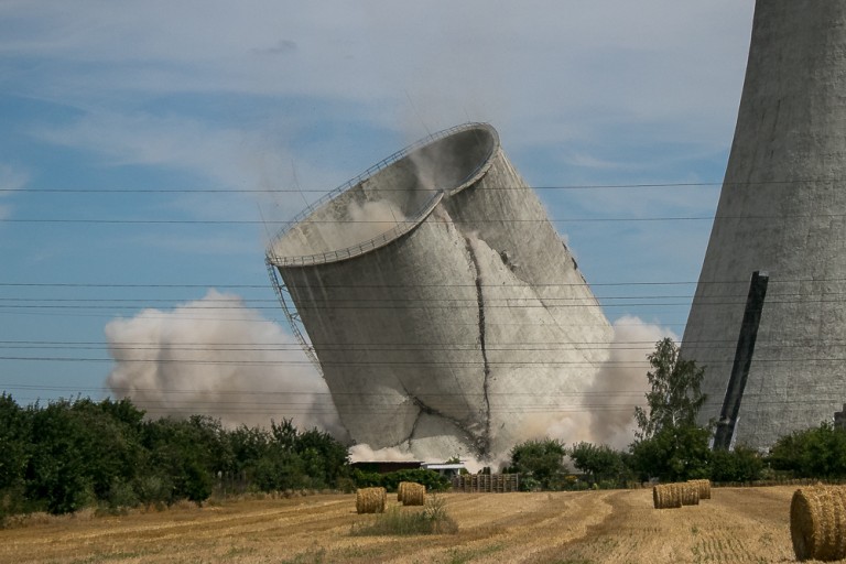Coraz mniej Elektrowni Adamów. Runęły dwie kolejne chłodnie