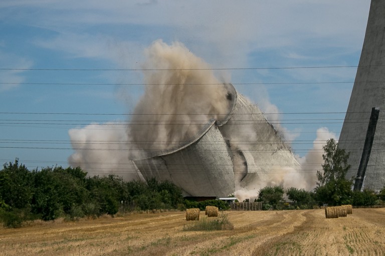 Coraz mniej Elektrowni Adamów. Runęły dwie kolejne chłodnie