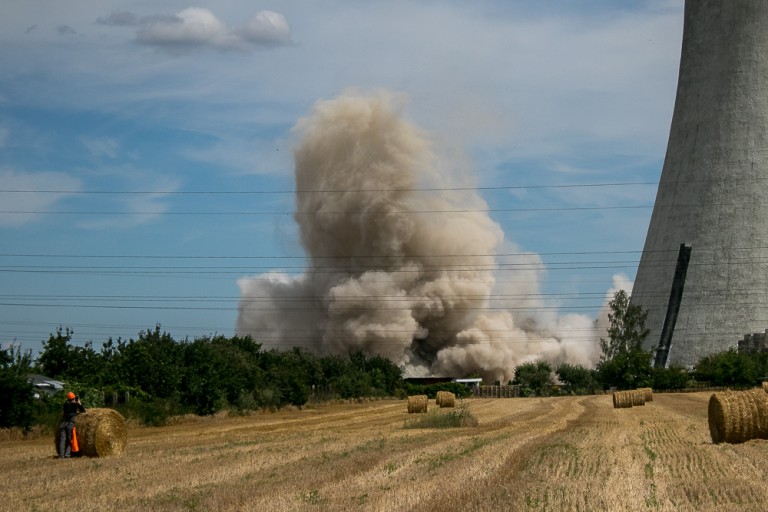 Coraz mniej Elektrowni Adamów. Runęły dwie kolejne chłodnie
