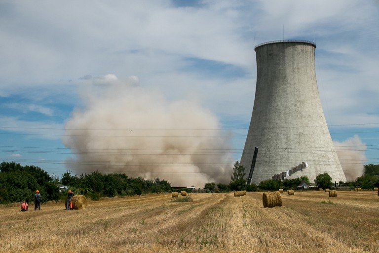 Coraz mniej Elektrowni Adamów. Runęły dwie kolejne chłodnie