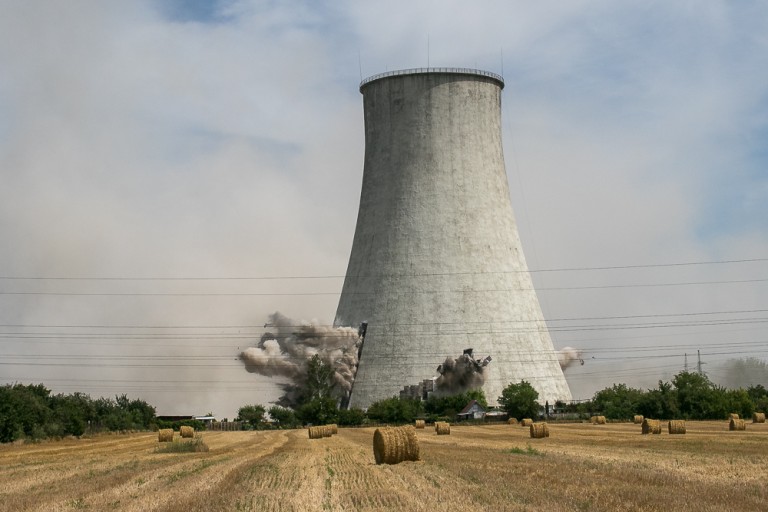 Coraz mniej Elektrowni Adamów. Runęły dwie kolejne chłodnie