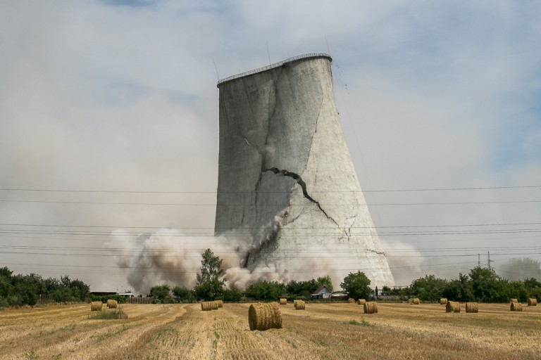 Coraz mniej Elektrowni Adamów. Runęły dwie kolejne chłodnie