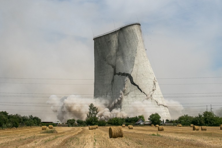 Coraz mniej Elektrowni Adamów. Runęły dwie kolejne chłodnie