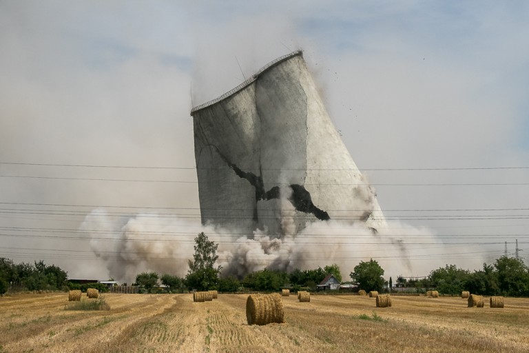 Coraz mniej Elektrowni Adamów. Runęły dwie kolejne chłodnie